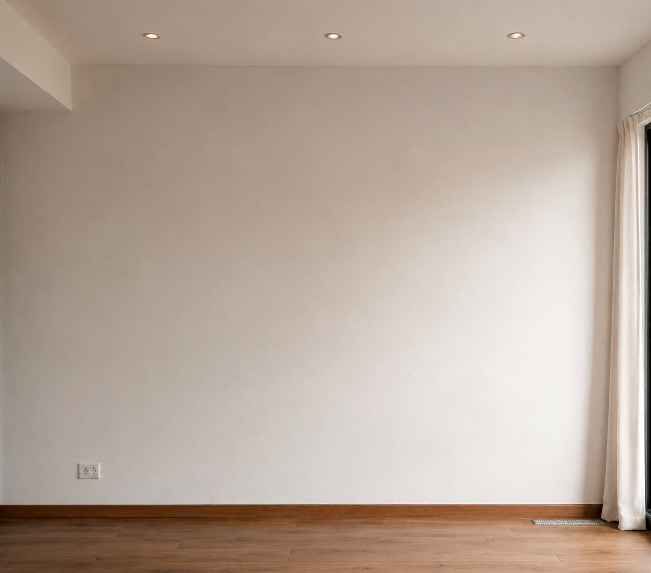 Leere Wand vor TV-Wand